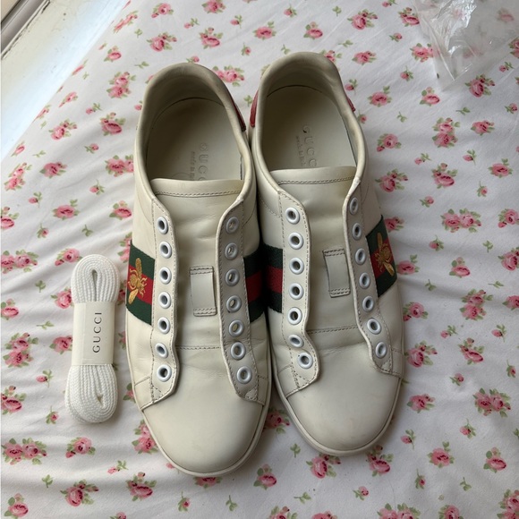 Gucci Cream Sneakers with Green and Red Accents - Picture 1 of 2